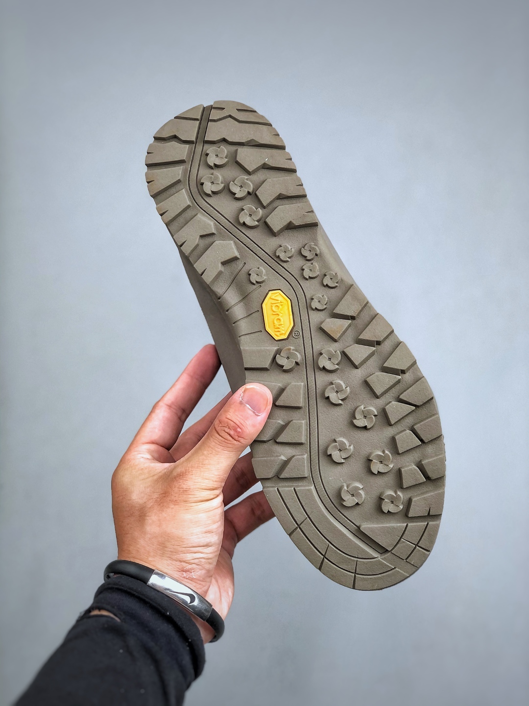 💰260 北面THE M THERMOBALL TRACTION MULE V
舒适户外运动越野登山鞋 实拍首发👏
采用高端户外防水面料 专门为鞋底设计的橡胶以出色的耐磨性 
鞋底采用Vibram大底 良好的防滑性
尺码：39-45(半)