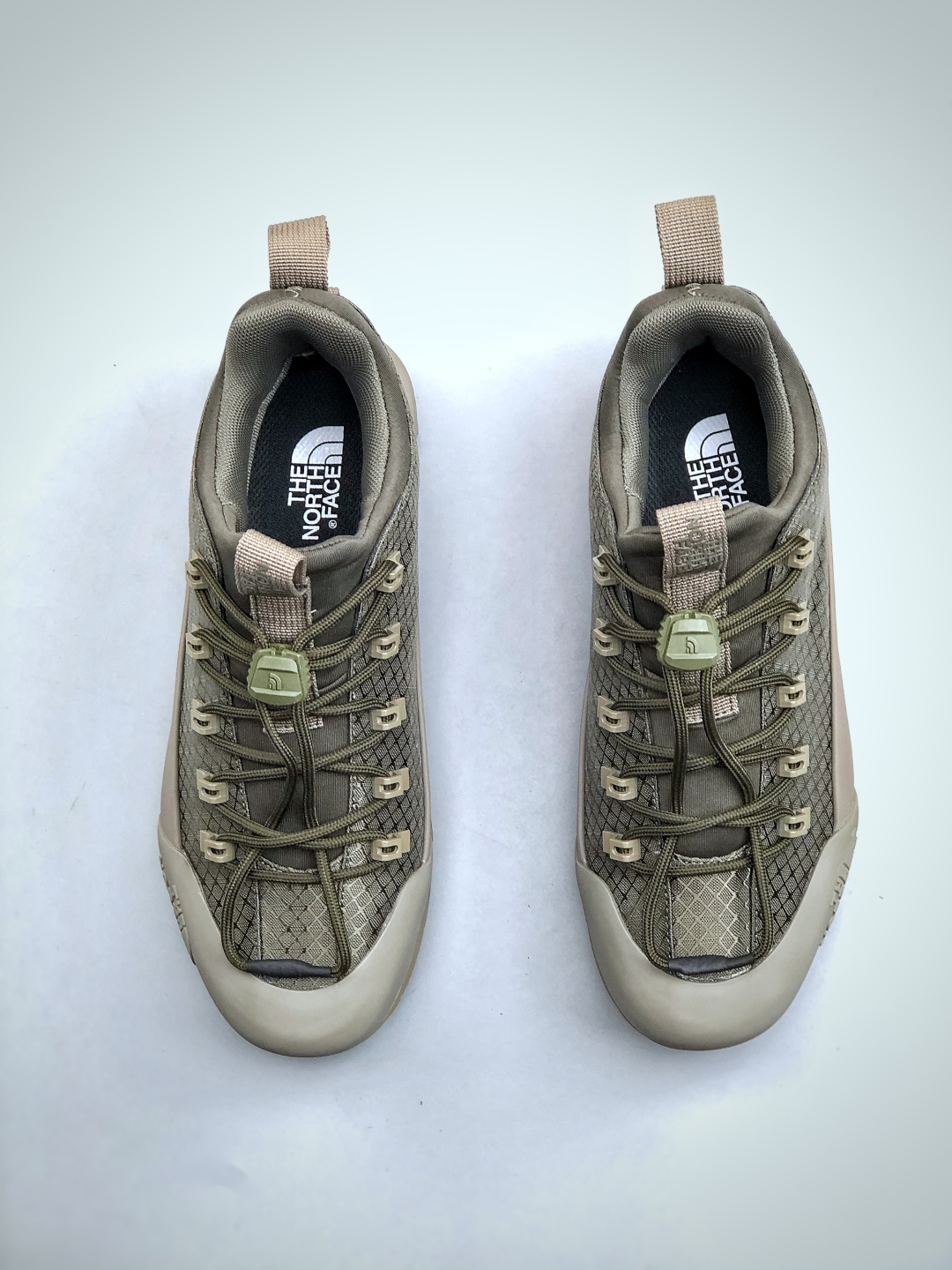 💰260 北面THE M THERMOBALL TRACTION MULE V
舒适户外运动越野登山鞋 实拍首发👏
采用高端户外防水面料 专门为鞋底设计的橡胶以出色的耐磨性 
鞋底采用Vibram大底 良好的防滑性
尺码：39-45(半)