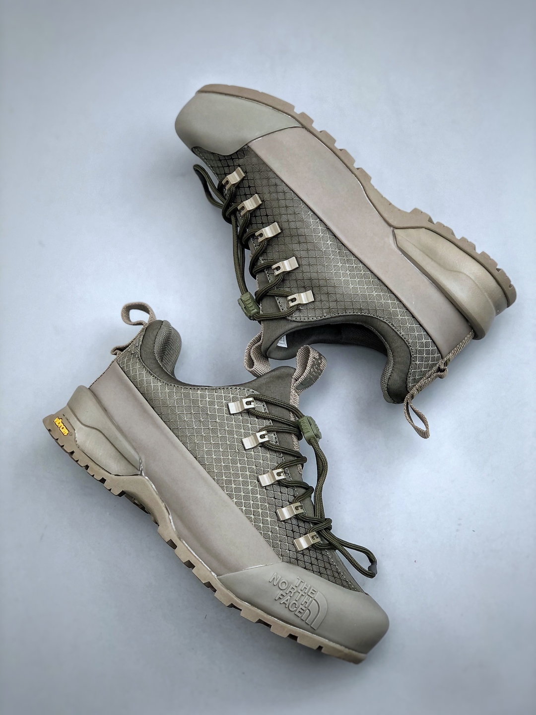 💰260 北面THE M THERMOBALL TRACTION MULE V
舒适户外运动越野登山鞋 实拍首发👏
采用高端户外防水面料 专门为鞋底设计的橡胶以出色的耐磨性 
鞋底采用Vibram大底 良好的防滑性
尺码：39-45(半)