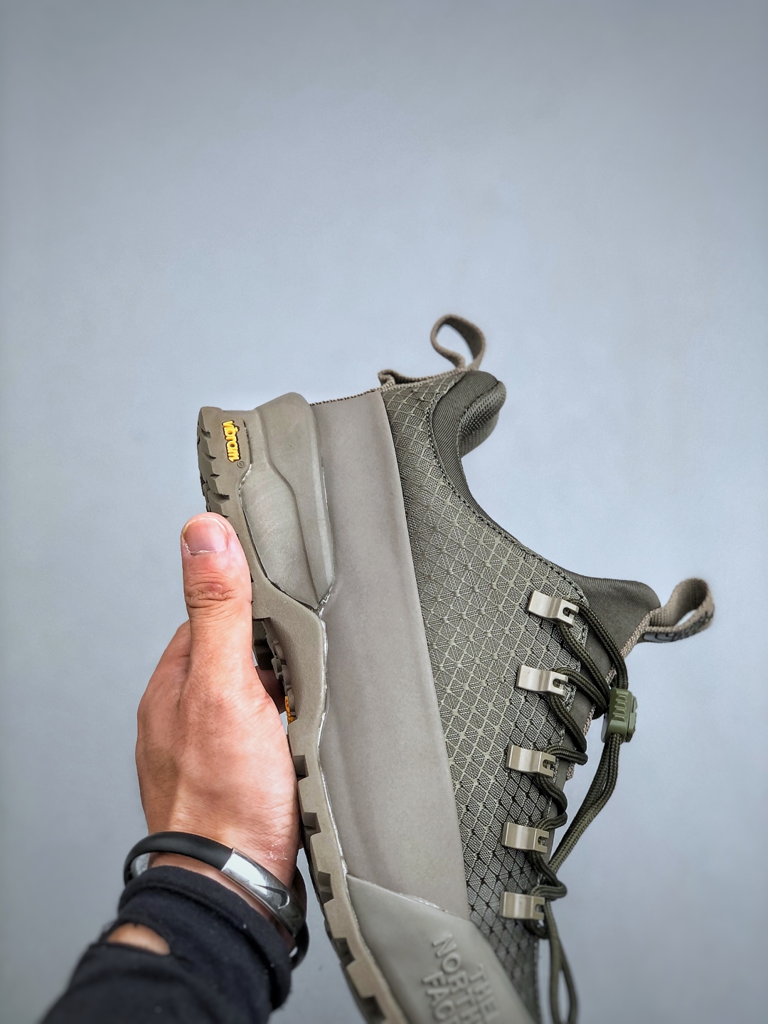 💰260 北面THE M THERMOBALL TRACTION MULE V
舒适户外运动越野登山鞋 实拍首发👏
采用高端户外防水面料 专门为鞋底设计的橡胶以出色的耐磨性 
鞋底采用Vibram大底 良好的防滑性
尺码：39-45(半)