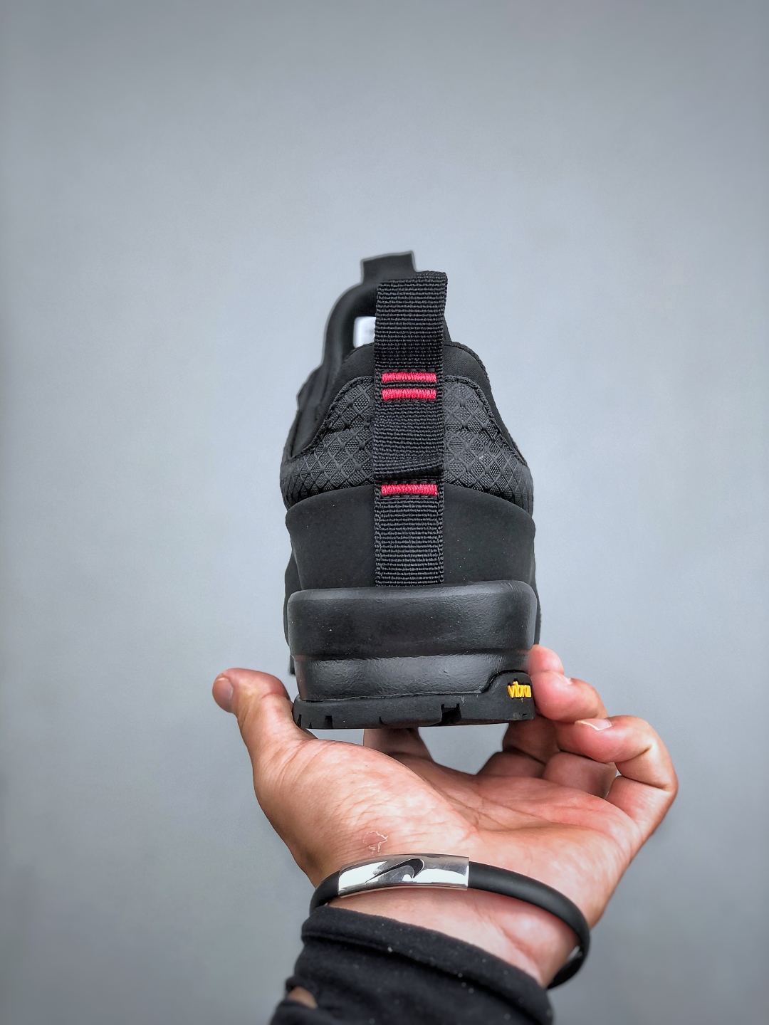 💰260北面THE M THERMOBALL TRACTION MULE V
舒适户外运动越野登山鞋 实拍首发👏
采用高端户外防水面料 专门为鞋底设计的橡胶以出色的耐磨性 
鞋底采用Vibram大底 良好的防滑性
尺码：39-45(半)