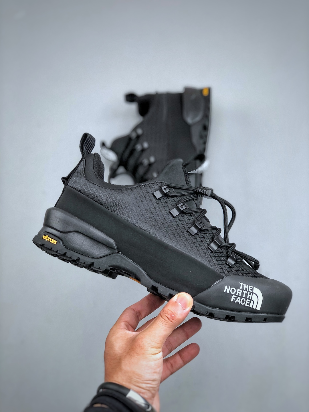 💰260北面THE M THERMOBALL TRACTION MULE V
舒适户外运动越野登山鞋 实拍首发👏
采用高端户外防水面料 专门为鞋底设计的橡胶以出色的耐磨性 
鞋底采用Vibram大底 良好的防滑性
尺码：39-45(半)