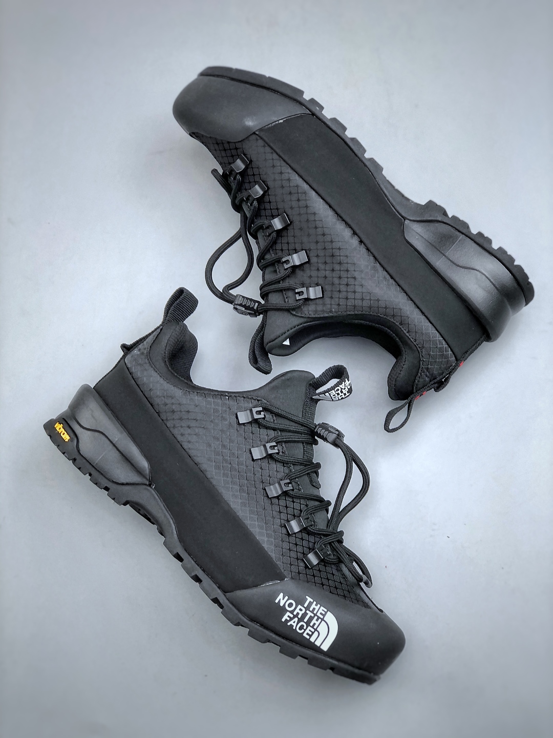 💰260北面THE M THERMOBALL TRACTION MULE V
舒适户外运动越野登山鞋 实拍首发👏
采用高端户外防水面料 专门为鞋底设计的橡胶以出色的耐磨性 
鞋底采用Vibram大底 良好的防滑性
尺码：39-45(半)