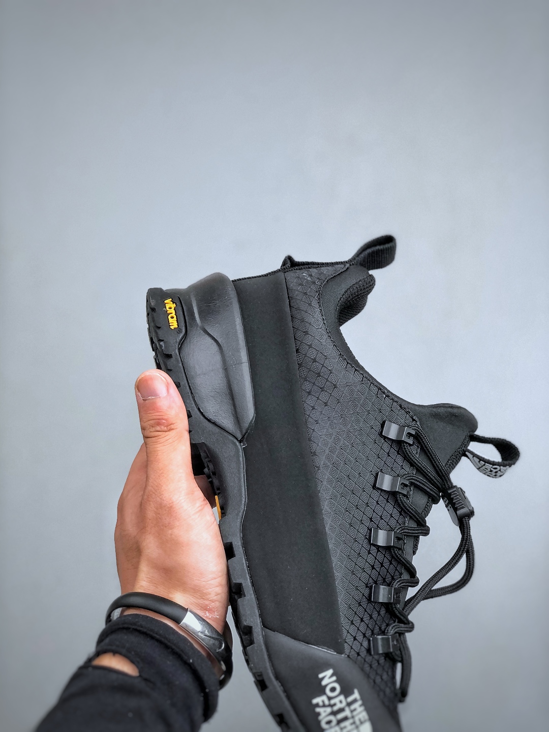 💰260北面THE M THERMOBALL TRACTION MULE V
舒适户外运动越野登山鞋 实拍首发👏
采用高端户外防水面料 专门为鞋底设计的橡胶以出色的耐磨性 
鞋底采用Vibram大底 良好的防滑性
尺码：39-45(半)