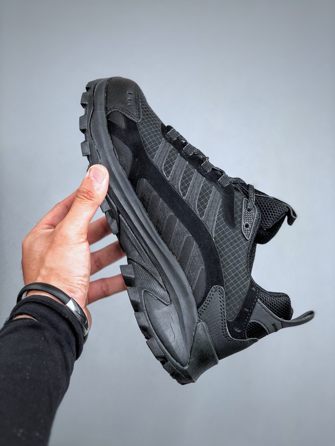 💰280新货🚀Columbia 哥伦比亚户外登山鞋休闲鞋户外越野徒步鞋广东大厂品质 面料采用进口磨砂牛皮 鞋底采用Vibram黄金大底 专门为鞋底设计的橡胶以出色的耐磨性，良好的防滑性，均匀的质地获得了众多品牌的认可Columbia成立于1938年，源自美国俄勒 州波特兰市，是有着80年悠久历史的国际户外品牌。作为户外科技的先驱者，哥伦比亚倡导
“Tested Tough要玩就玩真的”品牌精神。实地测试文化作为其品牌基因，致力透过产品传递品牌精髓.Columbia执着于让消费者在户外得到专业的真实保护，可以更长时间地享受户外乐趣  
尺码：40-45（运动码）