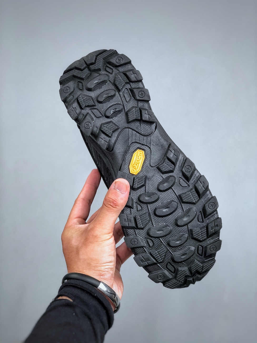 💰280新货🚀Columbia 哥伦比亚户外登山鞋休闲鞋户外越野徒步鞋广东大厂品质 面料采用进口磨砂牛皮 鞋底采用Vibram黄金大底 专门为鞋底设计的橡胶以出色的耐磨性，良好的防滑性，均匀的质地获得了众多品牌的认可Columbia成立于1938年，源自美国俄勒 州波特兰市，是有着80年悠久历史的国际户外品牌。作为户外科技的先驱者，哥伦比亚倡导
“Tested Tough要玩就玩真的”品牌精神。实地测试文化作为其品牌基因，致力透过产品传递品牌精髓.Columbia执着于让消费者在户外得到专业的真实保护，可以更长时间地享受户外乐趣  
尺码：40-45（运动码）