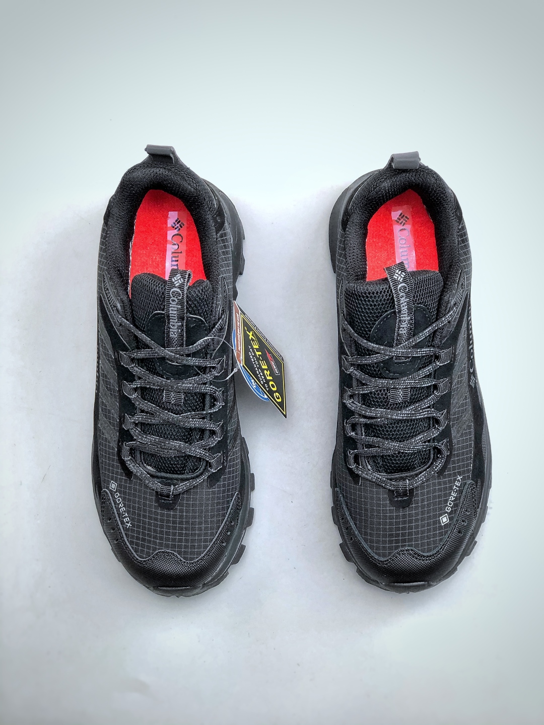 💰280新货🚀Columbia 哥伦比亚户外登山鞋休闲鞋户外越野徒步鞋广东大厂品质 面料采用进口磨砂牛皮 鞋底采用Vibram黄金大底 专门为鞋底设计的橡胶以出色的耐磨性，良好的防滑性，均匀的质地获得了众多品牌的认可Columbia成立于1938年，源自美国俄勒 州波特兰市，是有着80年悠久历史的国际户外品牌。作为户外科技的先驱者，哥伦比亚倡导
“Tested Tough要玩就玩真的”品牌精神。实地测试文化作为其品牌基因，致力透过产品传递品牌精髓.Columbia执着于让消费者在户外得到专业的真实保护，可以更长时间地享受户外乐趣  
尺码：40-45（运动码）