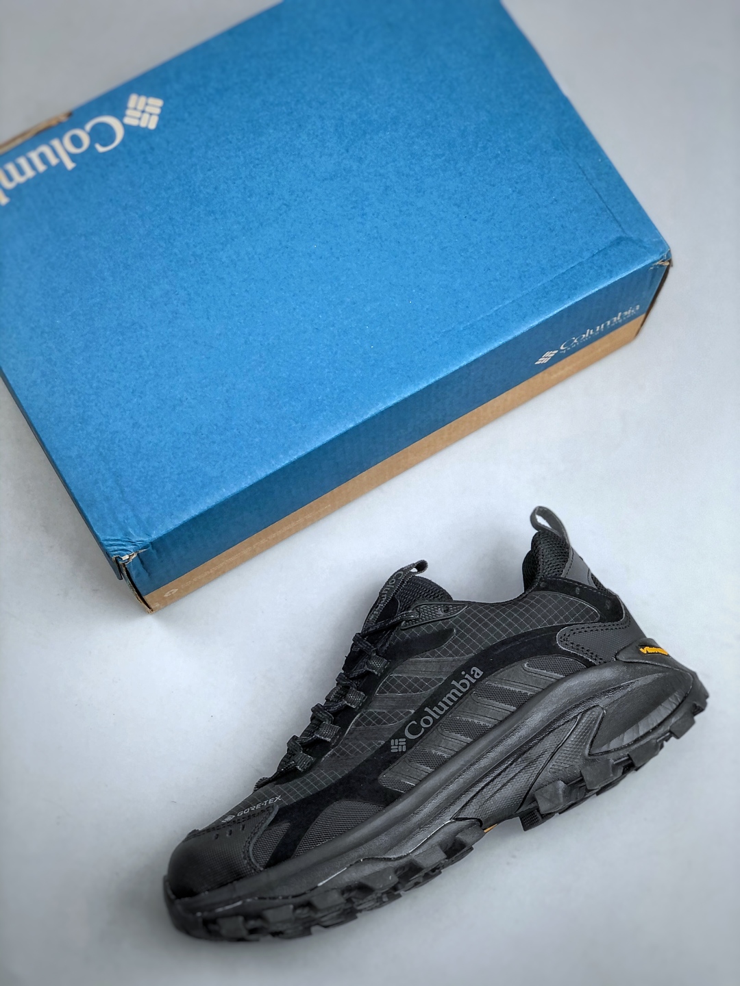 💰280新货🚀Columbia 哥伦比亚户外登山鞋休闲鞋户外越野徒步鞋广东大厂品质 面料采用进口磨砂牛皮 鞋底采用Vibram黄金大底 专门为鞋底设计的橡胶以出色的耐磨性，良好的防滑性，均匀的质地获得了众多品牌的认可Columbia成立于1938年，源自美国俄勒 州波特兰市，是有着80年悠久历史的国际户外品牌。作为户外科技的先驱者，哥伦比亚倡导
“Tested Tough要玩就玩真的”品牌精神。实地测试文化作为其品牌基因，致力透过产品传递品牌精髓.Columbia执着于让消费者在户外得到专业的真实保护，可以更长时间地享受户外乐趣  
尺码：40-45（运动码）