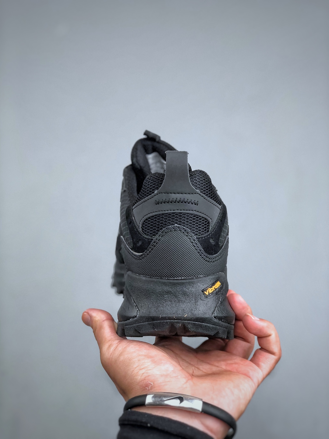 💰280新货🚀Columbia 哥伦比亚户外登山鞋休闲鞋户外越野徒步鞋广东大厂品质 面料采用进口磨砂牛皮 鞋底采用Vibram黄金大底 专门为鞋底设计的橡胶以出色的耐磨性，良好的防滑性，均匀的质地获得了众多品牌的认可Columbia成立于1938年，源自美国俄勒 州波特兰市，是有着80年悠久历史的国际户外品牌。作为户外科技的先驱者，哥伦比亚倡导
“Tested Tough要玩就玩真的”品牌精神。实地测试文化作为其品牌基因，致力透过产品传递品牌精髓.Columbia执着于让消费者在户外得到专业的真实保护，可以更长时间地享受户外乐趣  
尺码：40-45（运动码）