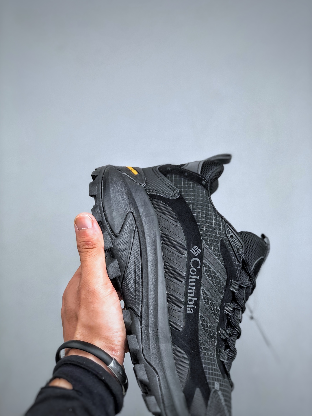 💰280新货🚀Columbia 哥伦比亚户外登山鞋休闲鞋户外越野徒步鞋广东大厂品质 面料采用进口磨砂牛皮 鞋底采用Vibram黄金大底 专门为鞋底设计的橡胶以出色的耐磨性，良好的防滑性，均匀的质地获得了众多品牌的认可Columbia成立于1938年，源自美国俄勒 州波特兰市，是有着80年悠久历史的国际户外品牌。作为户外科技的先驱者，哥伦比亚倡导
“Tested Tough要玩就玩真的”品牌精神。实地测试文化作为其品牌基因，致力透过产品传递品牌精髓.Columbia执着于让消费者在户外得到专业的真实保护，可以更长时间地享受户外乐趣  
尺码：40-45（运动码）