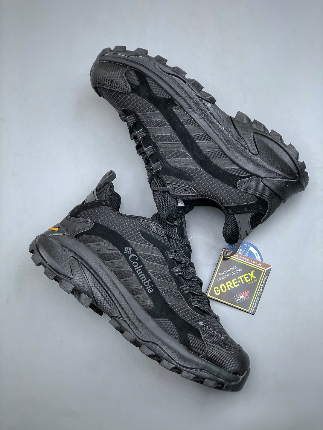 💰280新货🚀Columbia 哥伦比亚户外登山鞋休闲鞋户外越野徒步鞋广东大厂品质 面料采用进口磨砂牛皮 鞋底采用Vibram黄金大底 专门为鞋底设计的橡胶以出色的耐磨性，良好的防滑性，均匀的质地获得了众多品牌的认可Columbia成立于1938年，源自美国俄勒 州波特兰市，是有着80年悠久历史的国际户外品牌。作为户外科技的先驱者，哥伦比亚倡导
“Tested Tough要玩就玩真的”品牌精神。实地测试文化作为其品牌基因，致力透过产品传递品牌精髓.Columbia执着于让消费者在户外得到专业的真实保护，可以更长时间地享受户外乐趣  
尺码：40-45（运动码）