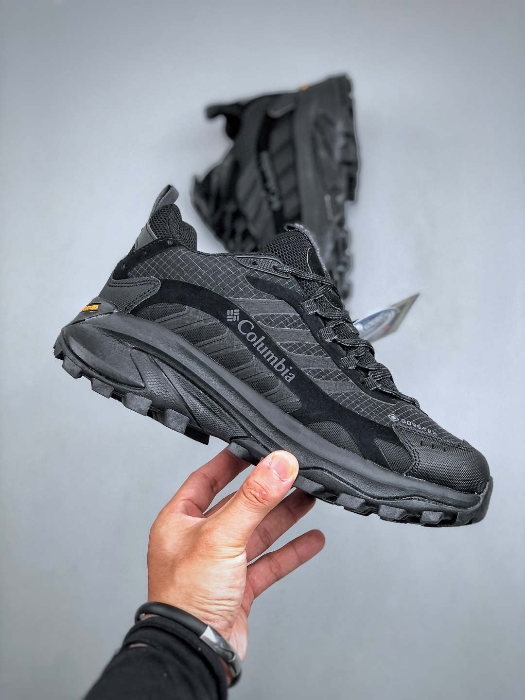 💰280新货🚀Columbia 哥伦比亚户外登山鞋休闲鞋户外越野徒步鞋广东大厂品质 面料采用进口磨砂牛皮 鞋底采用Vibram黄金大底 专门为鞋底设计的橡胶以出色的耐磨性，良好的防滑性，均匀的质地获得了众多品牌的认可Columbia成立于1938年，源自美国俄勒 州波特兰市，是有着80年悠久历史的国际户外品牌。作为户外科技的先驱者，哥伦比亚倡导
“Tested Tough要玩就玩真的”品牌精神。实地测试文化作为其品牌基因，致力透过产品传递品牌精髓.Columbia执着于让消费者在户外得到专业的真实保护，可以更长时间地享受户外乐趣  
尺码：40-45（运动码）