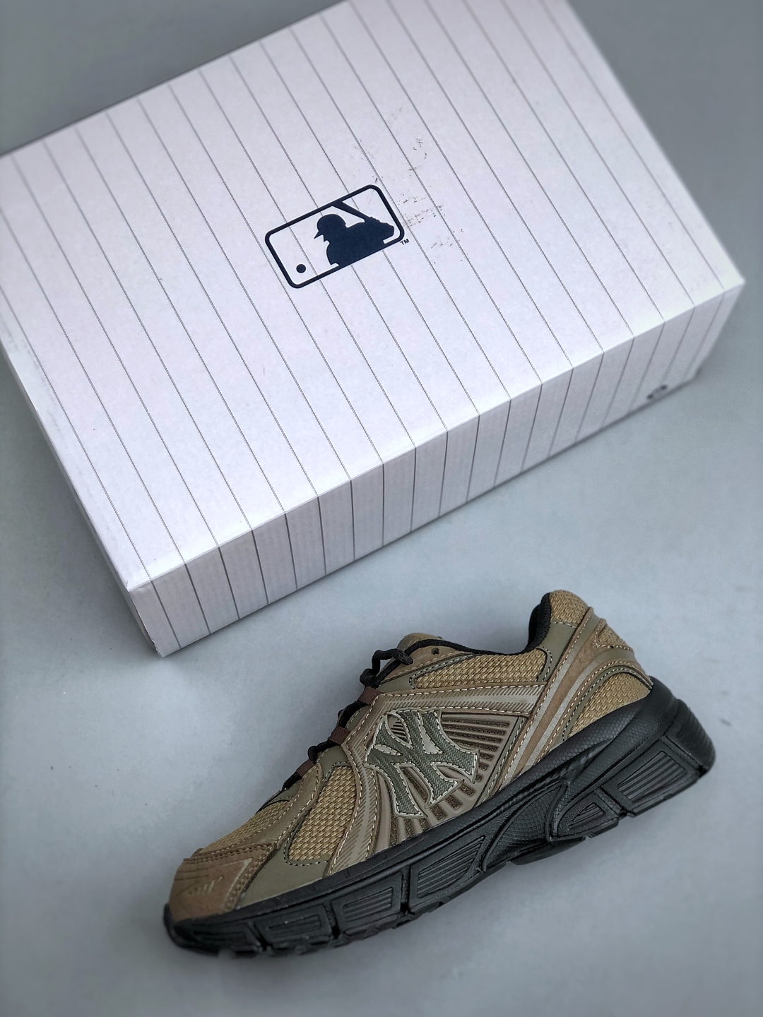 💰220MLB TROPHY RUNNER学长鞋
高级街头休閒品牌MLB公开了新推出的Chunky Liner系列,以#学长鞋#之名,定义每个人的少年感!MLB在Big Ball Chunkey,High Chunkey等推出的每款运动鞋都大受欢迎,成爲运动鞋的爆款店,在2022年推出了新风格的运动鞋“Chunky Liner”系列。Chunky Liner是从棒球鞋中获得灵感设计,添加了气质街头时尚的运动鞋。在产品上市的同时推出一些海报中,它展现追求自己个性的顾客们的Flex形象和多样的搭配。特别是夹克和连衣裙等正式单品加上球帽,运动鞋等运动单品的混搭,展现更加时尚的搭配,给人舒适又酷的感觉。Chunky Liner是灵感来自于直线延伸的强打者的击球,鞋帮图案加上反向反射材质的Pipping线条,突显了细节。Outsol以棒球和MLB标志爲主题进行了设计,被评价爲体现了MLB独有的个性。 高弹性、吸汗、复原力卓越的开孔材质的鞋垫
货号:3ARNR025N(GP001) 尺码:35-45(半)
