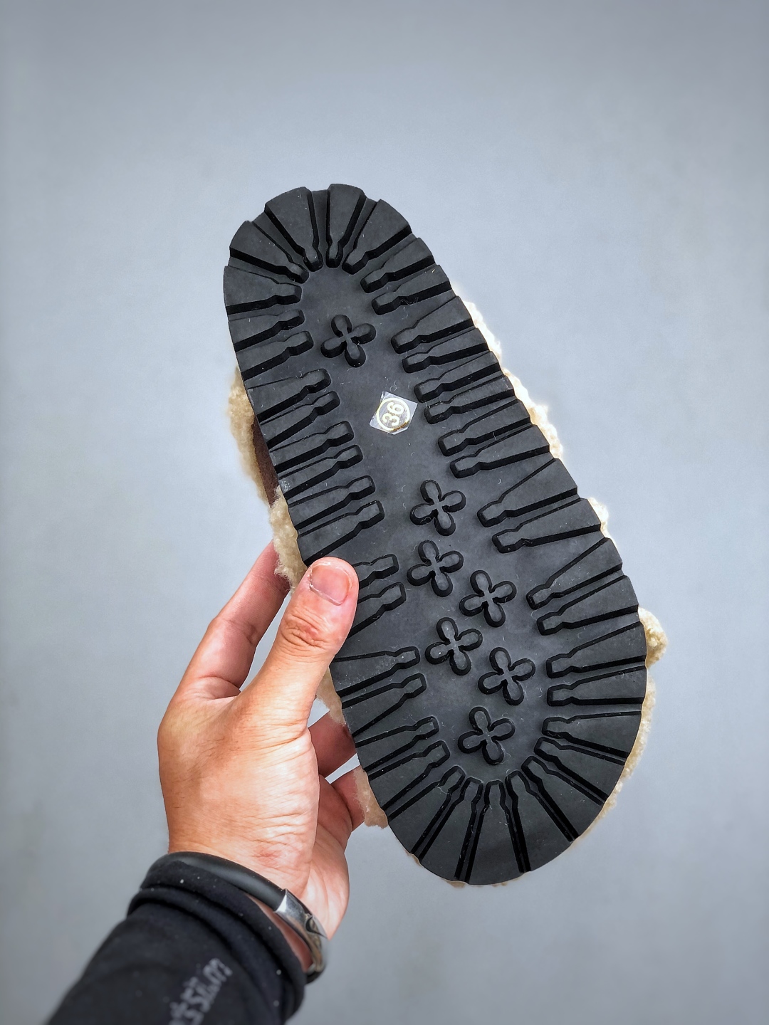 💰260
【章若楠同款】GG-CC 2025 路易暖茶
秋冬新款 5.5CM 厚底增高 百搭勃肯半拖
#今天份穿搭宝藏休闲鞋子 
这款毛毛拖采用了柔软的绒毛材质，搭配上经典的棕色设计，既温暖又充满时尚感。
👣 厚实的绒毛不仅提供了极佳的保暖效果，还让你的双脚享受极致的舒适。
#冬日必入毛毛拖鞋 #GGCC
官方货号：G25Y9084
尺码：35-40