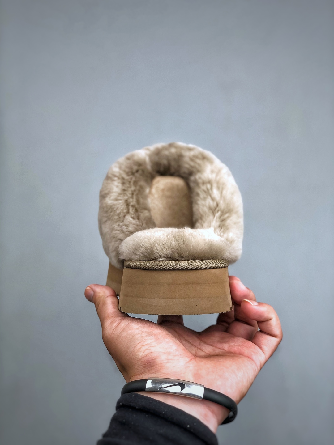 💰220 UGG 百搭单品 东莞纯原UGG 秋冬羊皮毛一体雪地靴 
全鞋采用ZP同厂 隆丰A级澳洲进口羊皮毛一体 品牌代工厂生产线 完全遵循ZP工艺流程 代工厂原厂版师 秉承无原鞋不开发选择 注重每一处细节 市面最正确的版型
货号：W/1122550  尺码：35-40