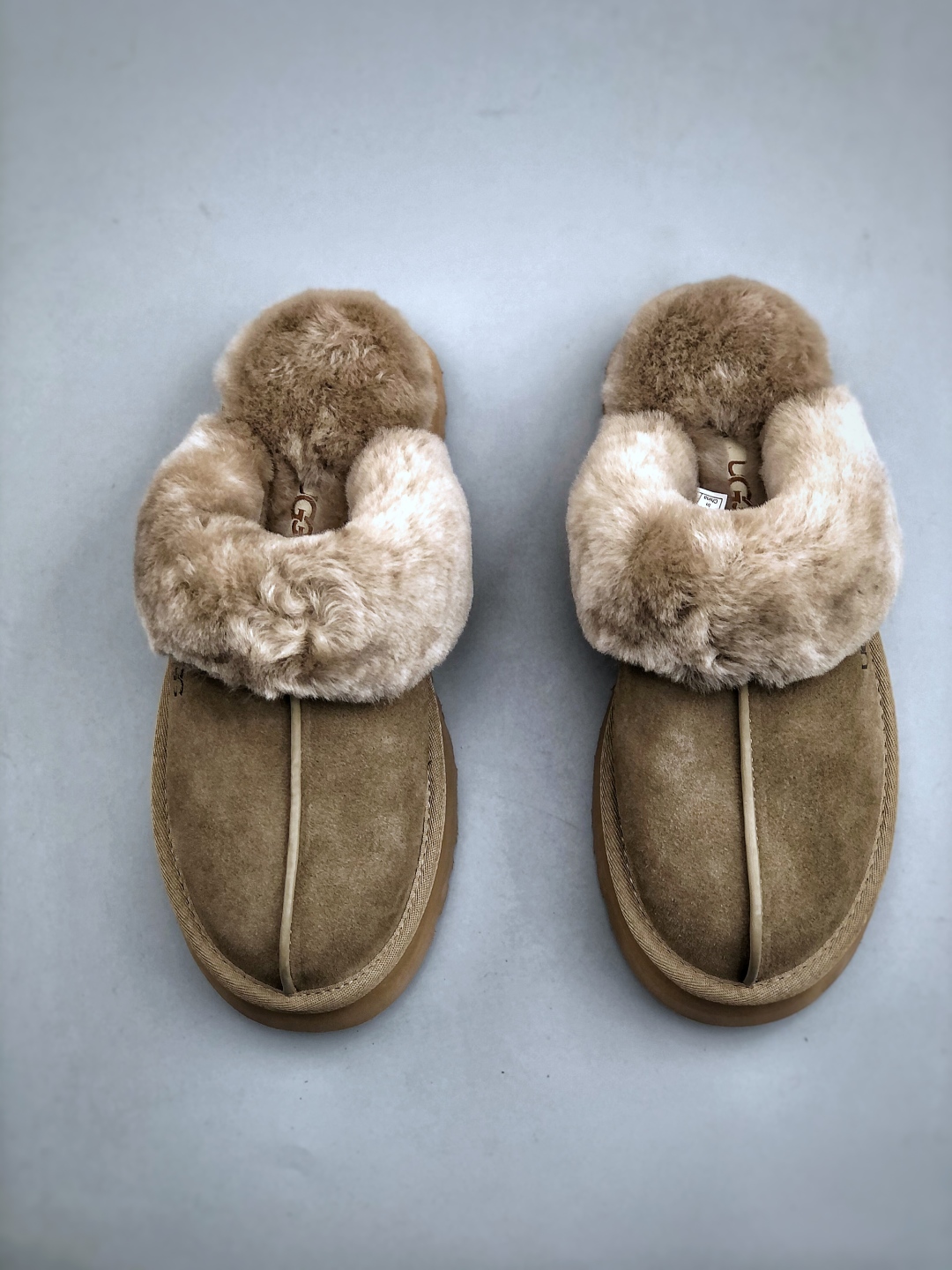 💰220 UGG 百搭单品 东莞纯原UGG 秋冬羊皮毛一体雪地靴 
全鞋采用ZP同厂 隆丰A级澳洲进口羊皮毛一体 品牌代工厂生产线 完全遵循ZP工艺流程 代工厂原厂版师 秉承无原鞋不开发选择 注重每一处细节 市面最正确的版型
货号：W/1122550  尺码：35-40