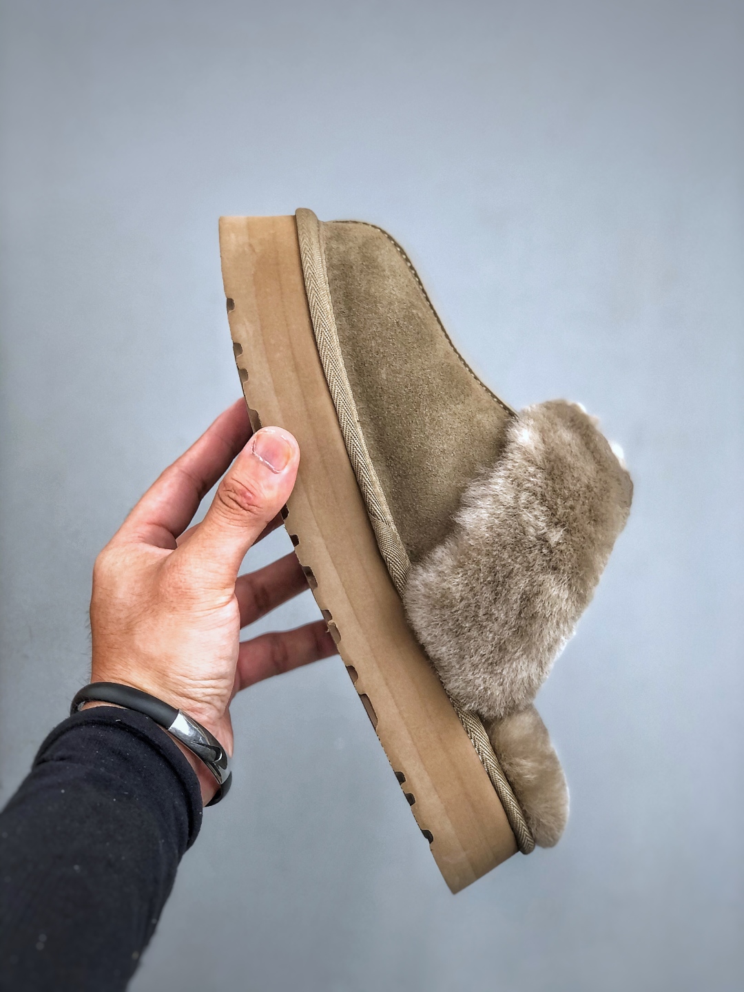 💰220 UGG 百搭单品 东莞纯原UGG 秋冬羊皮毛一体雪地靴 
全鞋采用ZP同厂 隆丰A级澳洲进口羊皮毛一体 品牌代工厂生产线 完全遵循ZP工艺流程 代工厂原厂版师 秉承无原鞋不开发选择 注重每一处细节 市面最正确的版型
货号：W/1122550  尺码：35-40