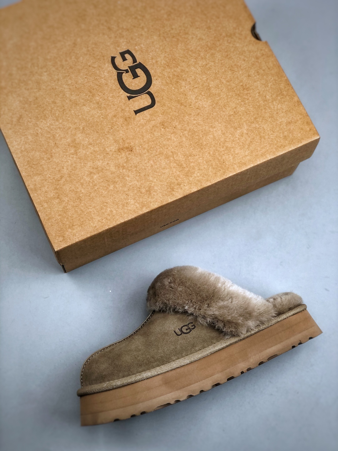 💰220 UGG 百搭单品 东莞纯原UGG 秋冬羊皮毛一体雪地靴 
全鞋采用ZP同厂 隆丰A级澳洲进口羊皮毛一体 品牌代工厂生产线 完全遵循ZP工艺流程 代工厂原厂版师 秉承无原鞋不开发选择 注重每一处细节 市面最正确的版型
货号：W/1122550  尺码：35-40