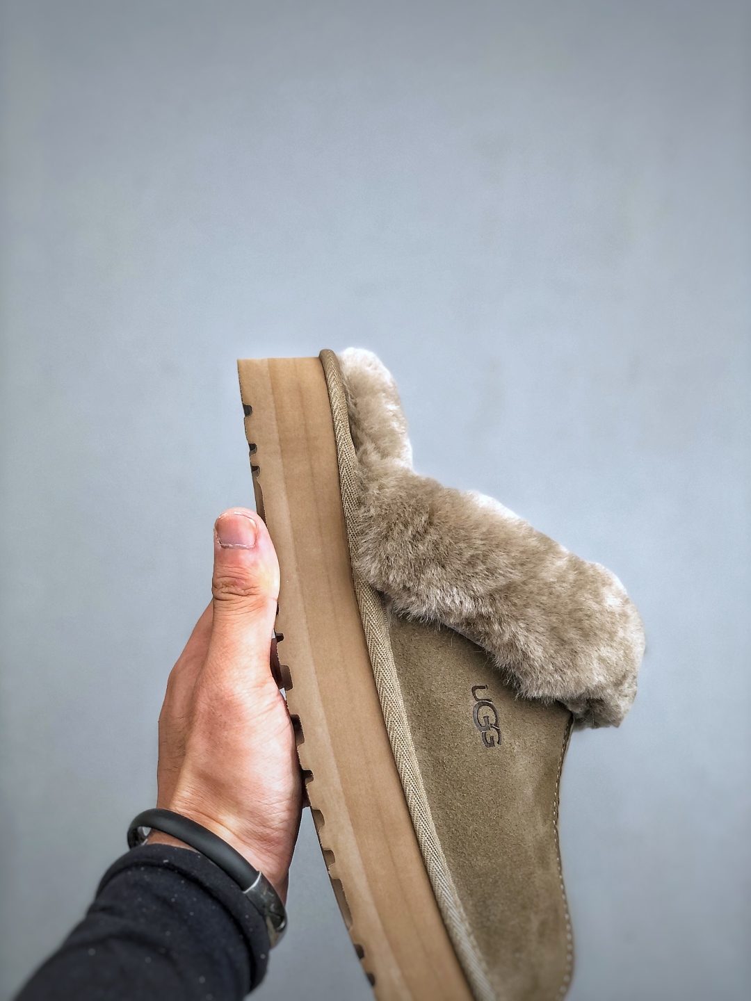 💰220 UGG 百搭单品 东莞纯原UGG 秋冬羊皮毛一体雪地靴 
全鞋采用ZP同厂 隆丰A级澳洲进口羊皮毛一体 品牌代工厂生产线 完全遵循ZP工艺流程 代工厂原厂版师 秉承无原鞋不开发选择 注重每一处细节 市面最正确的版型
货号：W/1122550  尺码：35-40