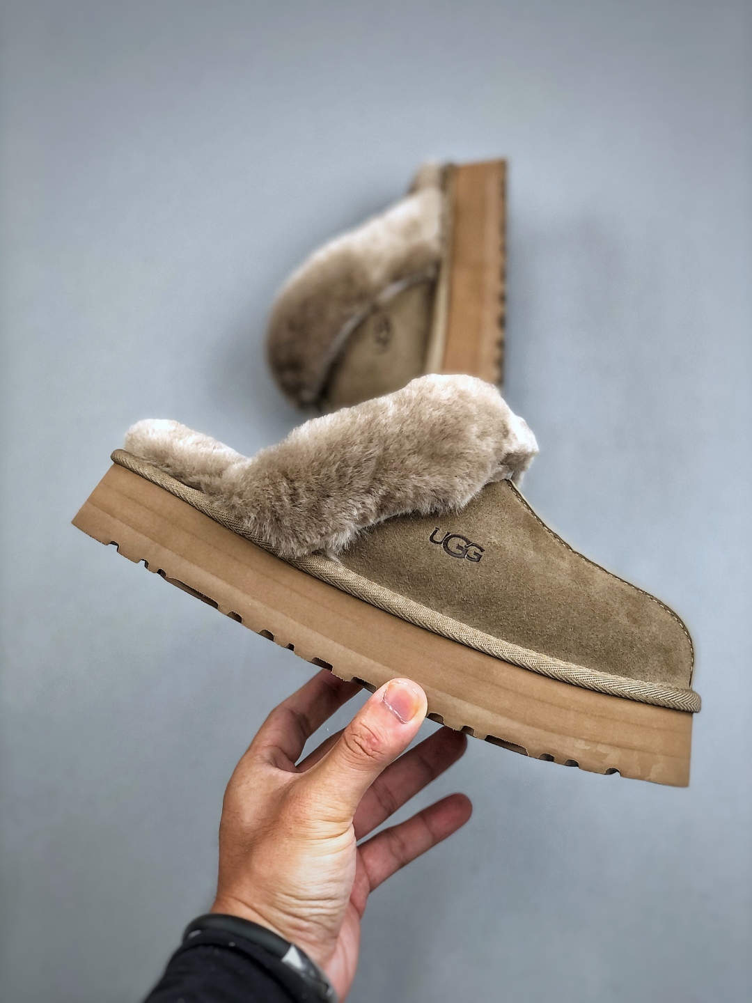 💰220 UGG 百搭单品 东莞纯原UGG 秋冬羊皮毛一体雪地靴 
全鞋采用ZP同厂 隆丰A级澳洲进口羊皮毛一体 品牌代工厂生产线 完全遵循ZP工艺流程 代工厂原厂版师 秉承无原鞋不开发选择 注重每一处细节 市面最正确的版型
货号：W/1122550  尺码：35-40