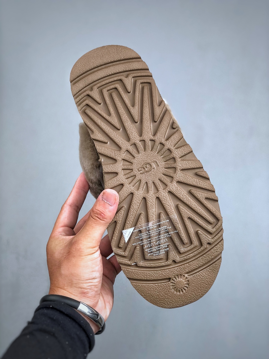 💰220 UGG 百搭单品 东莞纯原UGG 秋冬羊皮毛一体雪地靴 
全鞋采用ZP同厂 隆丰A级澳洲进口羊皮毛一体 品牌代工厂生产线 完全遵循ZP工艺流程 代工厂原厂版师 秉承无原鞋不开发选择 注重每一处细节 市面最正确的版型
货号：W/1122550  尺码：35-40