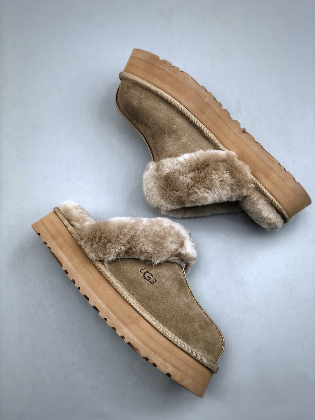 💰220 UGG 百搭单品 东莞纯原UGG 秋冬羊皮毛一体雪地靴 
全鞋采用ZP同厂 隆丰A级澳洲进口羊皮毛一体 品牌代工厂生产线 完全遵循ZP工艺流程 代工厂原厂版师 秉承无原鞋不开发选择 注重每一处细节 市面最正确的版型
货号：W/1122550  尺码：35-40