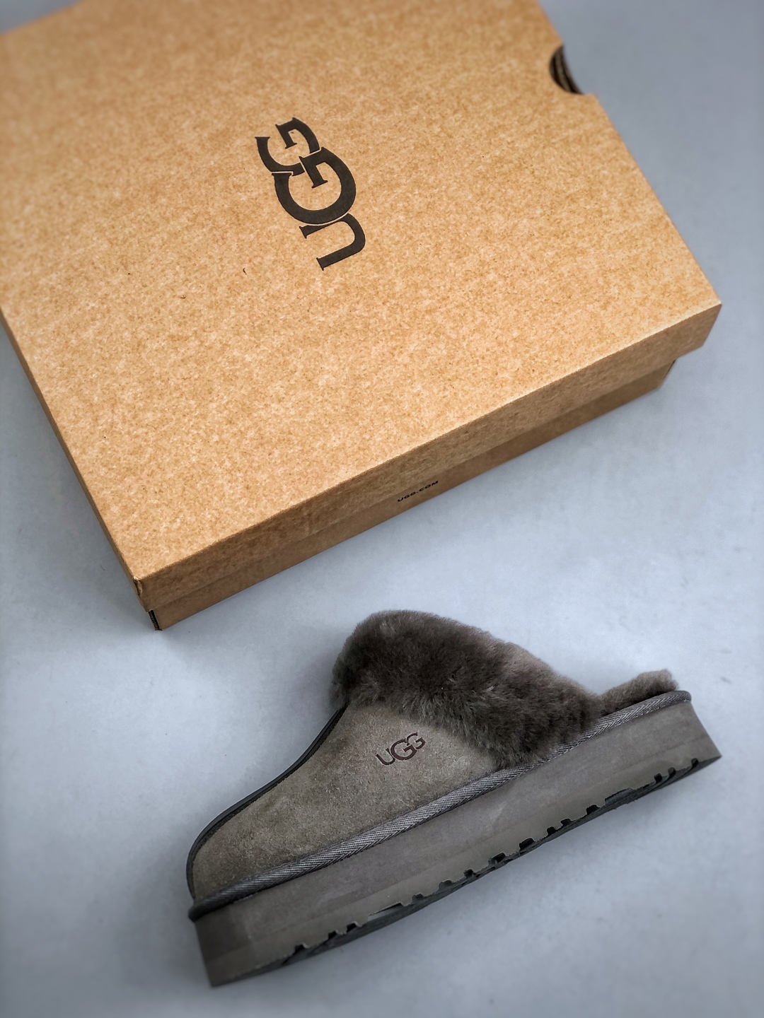💰220 UGG 百搭单品 东莞纯原UGG 秋冬羊皮毛一体雪地靴 
全鞋采用ZP同厂 隆丰A级澳洲进口羊皮毛一体 品牌代工厂生产线 完全遵循ZP工艺流程 代工厂原厂版师 秉承无原鞋不开发选择 注重每一处细节 市面最正确的版型
货号：W/1122550  尺码：35-40