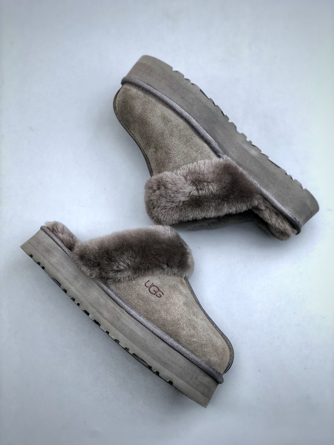 💰220 UGG 百搭单品 东莞纯原UGG 秋冬羊皮毛一体雪地靴 
全鞋采用ZP同厂 隆丰A级澳洲进口羊皮毛一体 品牌代工厂生产线 完全遵循ZP工艺流程 代工厂原厂版师 秉承无原鞋不开发选择 注重每一处细节 市面最正确的版型
货号：W/1122550  尺码：35-40
