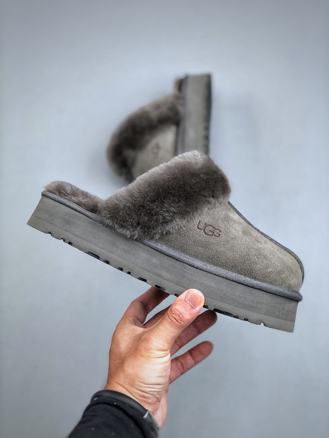 💰220 UGG 百搭单品 东莞纯原UGG 秋冬羊皮毛一体雪地靴 
全鞋采用ZP同厂 隆丰A级澳洲进口羊皮毛一体 品牌代工厂生产线 完全遵循ZP工艺流程 代工厂原厂版师 秉承无原鞋不开发选择 注重每一处细节 市面最正确的版型
货号：W/1122550  尺码：35-40