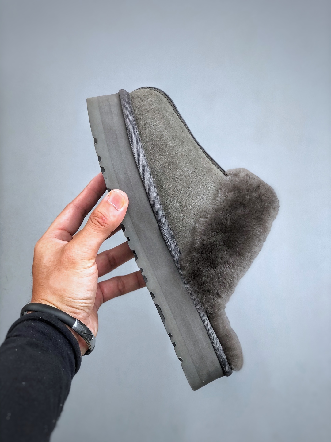 💰220 UGG 百搭单品 东莞纯原UGG 秋冬羊皮毛一体雪地靴 
全鞋采用ZP同厂 隆丰A级澳洲进口羊皮毛一体 品牌代工厂生产线 完全遵循ZP工艺流程 代工厂原厂版师 秉承无原鞋不开发选择 注重每一处细节 市面最正确的版型
货号：W/1122550  尺码：35-40