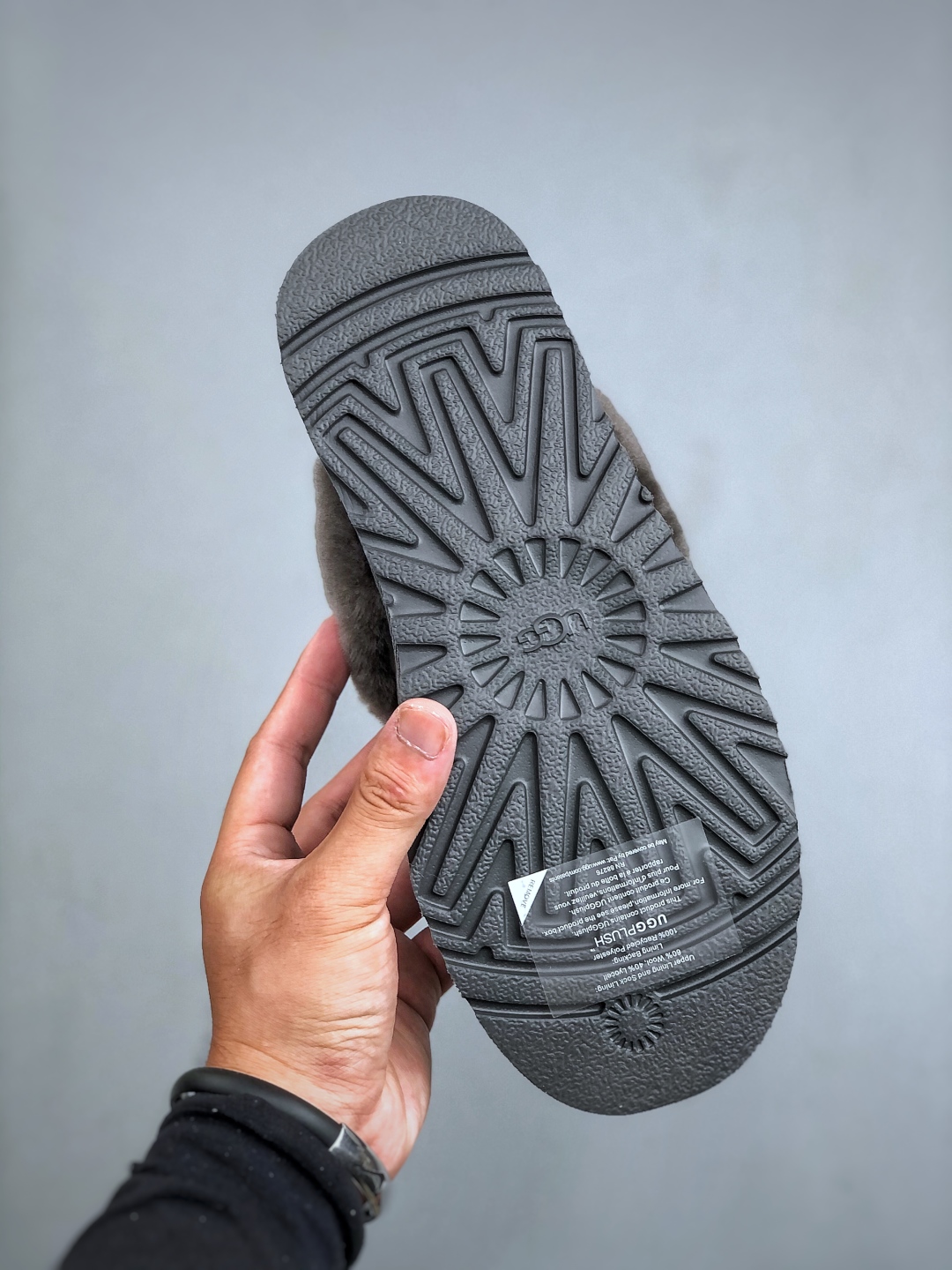 💰220 UGG 百搭单品 东莞纯原UGG 秋冬羊皮毛一体雪地靴 
全鞋采用ZP同厂 隆丰A级澳洲进口羊皮毛一体 品牌代工厂生产线 完全遵循ZP工艺流程 代工厂原厂版师 秉承无原鞋不开发选择 注重每一处细节 市面最正确的版型
货号：W/1122550  尺码：35-40