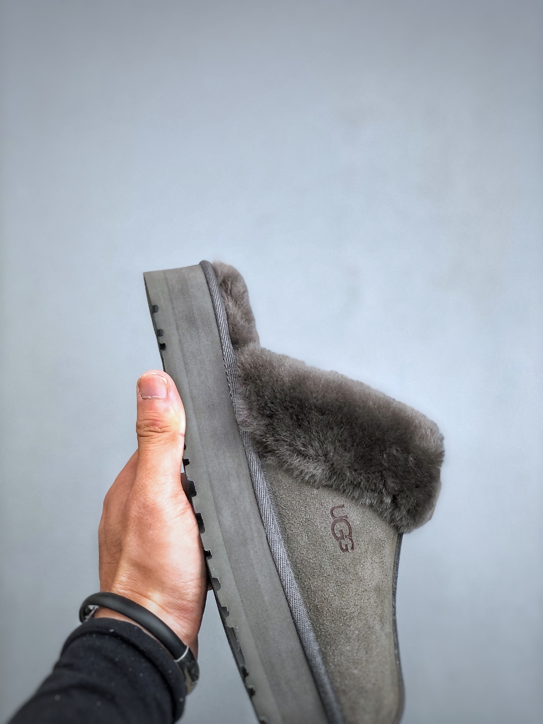 💰220 UGG 百搭单品 东莞纯原UGG 秋冬羊皮毛一体雪地靴 
全鞋采用ZP同厂 隆丰A级澳洲进口羊皮毛一体 品牌代工厂生产线 完全遵循ZP工艺流程 代工厂原厂版师 秉承无原鞋不开发选择 注重每一处细节 市面最正确的版型
货号：W/1122550  尺码：35-40