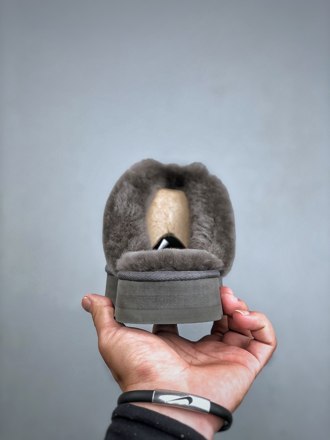 💰220 UGG 百搭单品 东莞纯原UGG 秋冬羊皮毛一体雪地靴 
全鞋采用ZP同厂 隆丰A级澳洲进口羊皮毛一体 品牌代工厂生产线 完全遵循ZP工艺流程 代工厂原厂版师 秉承无原鞋不开发选择 注重每一处细节 市面最正确的版型
货号：W/1122550  尺码：35-40