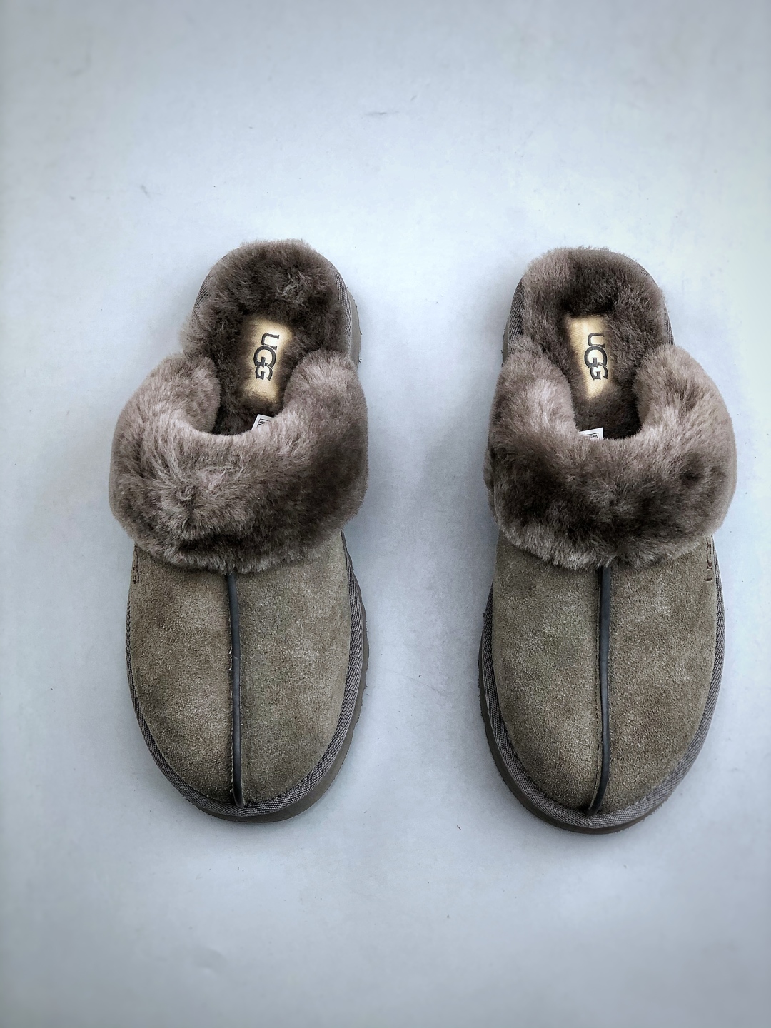 💰220 UGG 百搭单品 东莞纯原UGG 秋冬羊皮毛一体雪地靴 
全鞋采用ZP同厂 隆丰A级澳洲进口羊皮毛一体 品牌代工厂生产线 完全遵循ZP工艺流程 代工厂原厂版师 秉承无原鞋不开发选择 注重每一处细节 市面最正确的版型
货号：W/1122550  尺码：35-40