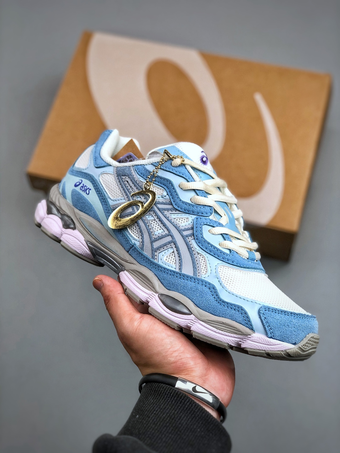 💰 125 ASICS/亚瑟士GEL-NYC透气网眼鞋面配合部分合成革材质 采用全新AHAR+橡胶材质 更加耐磨 货号：1203A383-107 尺码：36-46（半）