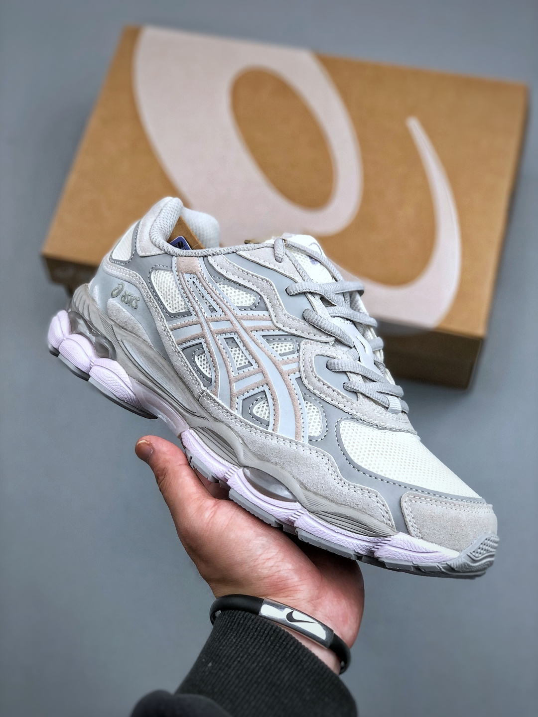 💰 125  ASICS/亚瑟士GEL-NYC透气网眼鞋面配合部分合成革材质 采用全新AHAR+橡胶材质 更加耐磨 货号：1203A663-101 尺码：36-46（半）