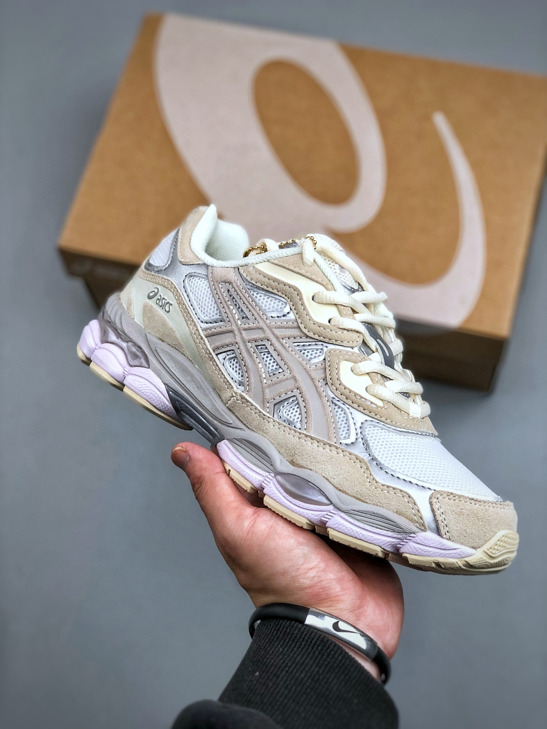 💰 125  ASICS/亚瑟士GEL-NYC透气网眼鞋面配合部分合成革材质 采用全新AHAR+橡胶材质 更加耐磨 货号：1201A789-105  尺码：36-46（半）