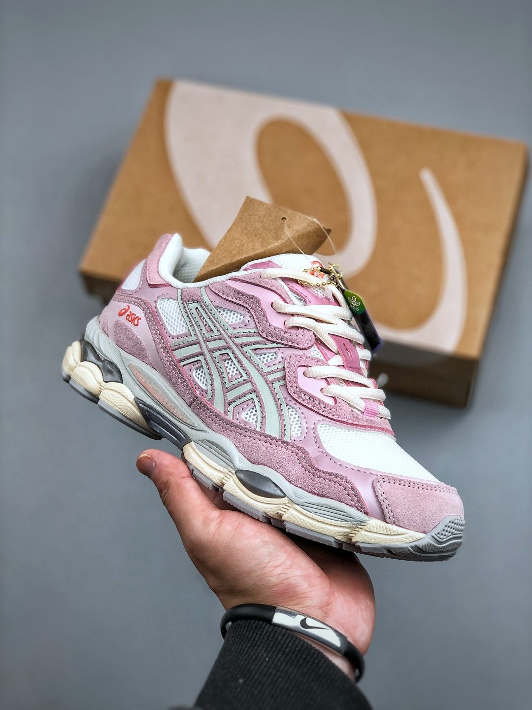 💰 125  ASICS/亚瑟士GEL-NYC透气网眼鞋面配合部分合成革材质 采用全新AHAR+橡胶材质 更加耐磨 货号：1203A383-106 尺码：36-46（半）