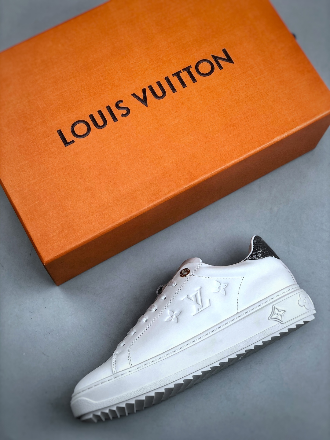 💰580
广奢高端货 现货终端供应
Louis Vuitton  Time Out 小白鞋系列 
LV路易威登 牛仔布尾
正品1:1套楦复刻，细节调整完美主义
鞋面采用专柜ZP一致的进口丝绸头层牛皮
独家开模TPR大底， 侧边3D打印
台湾进口小牛皮挂皮内里
配带正品全套 得物礼盒包装 
尺码：35-45