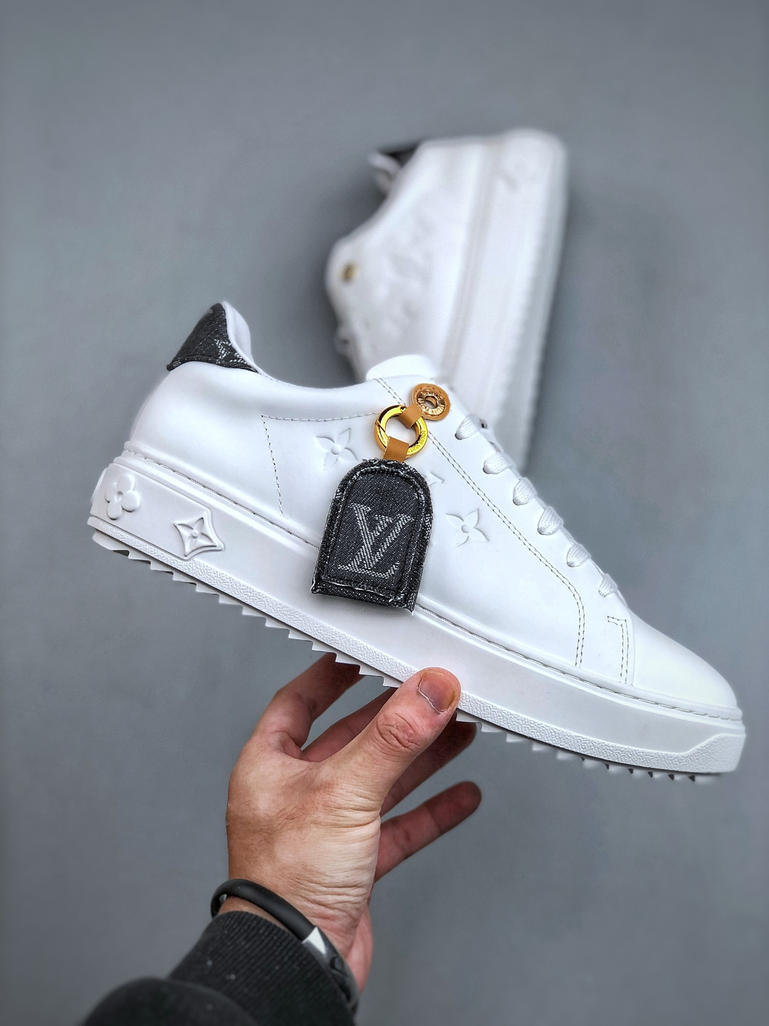 💰580
广奢高端货 现货终端供应
Louis Vuitton  Time Out 小白鞋系列 
LV路易威登 牛仔布尾
正品1:1套楦复刻，细节调整完美主义
鞋面采用专柜ZP一致的进口丝绸头层牛皮
独家开模TPR大底， 侧边3D打印
台湾进口小牛皮挂皮内里
配带正品全套 得物礼盒包装 
尺码：35-45