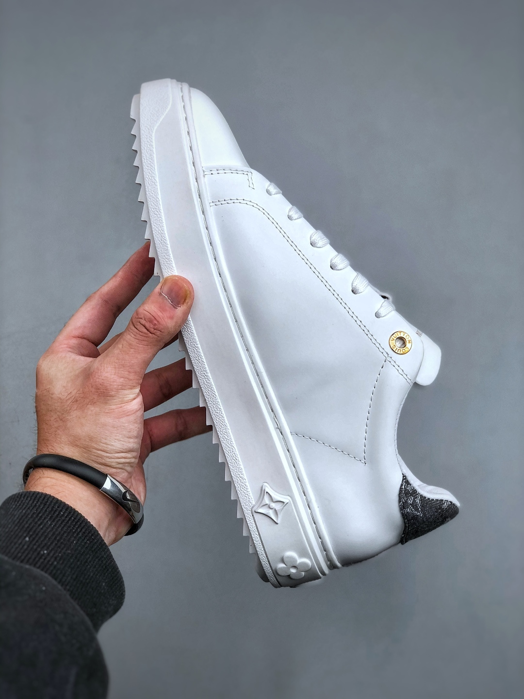 💰580
广奢高端货 现货终端供应
Louis Vuitton  Time Out 小白鞋系列 
LV路易威登 牛仔布尾
正品1:1套楦复刻，细节调整完美主义
鞋面采用专柜ZP一致的进口丝绸头层牛皮
独家开模TPR大底， 侧边3D打印
台湾进口小牛皮挂皮内里
配带正品全套 得物礼盒包装 
尺码：35-45