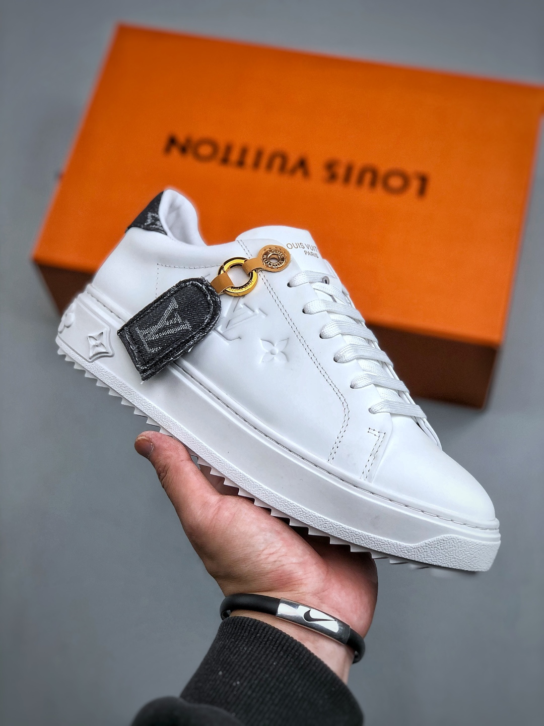 💰580
广奢高端货 现货终端供应
Louis Vuitton  Time Out 小白鞋系列 
LV路易威登 牛仔布尾
正品1:1套楦复刻，细节调整完美主义
鞋面采用专柜ZP一致的进口丝绸头层牛皮
独家开模TPR大底， 侧边3D打印
台湾进口小牛皮挂皮内里
配带正品全套 得物礼盒包装 
尺码：35-45