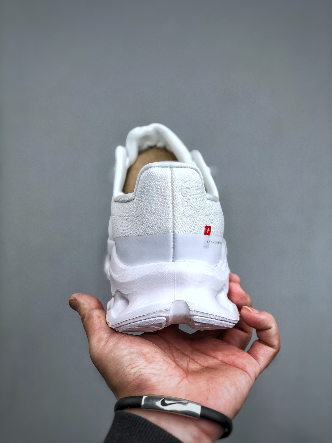 💰200  ON 昂跑 Cloudtilt 系列 鞋面采用一体成型布料  有弹性非常透气 鞋底是镂空设计 运用了CLOUDTILT专利技术 弹力十足  毫无负重感 适合日常长距离行走或者休闲旅游跑步
货号:  3ME10103253  尺码:  36-45