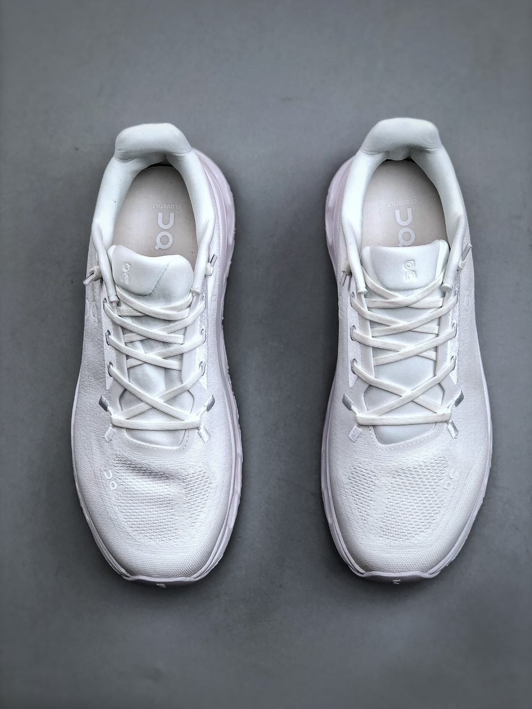 💰200  ON 昂跑 Cloudtilt 系列 鞋面采用一体成型布料  有弹性非常透气 鞋底是镂空设计 运用了CLOUDTILT专利技术 弹力十足  毫无负重感 适合日常长距离行走或者休闲旅游跑步
货号:  3ME10103253  尺码:  36-45