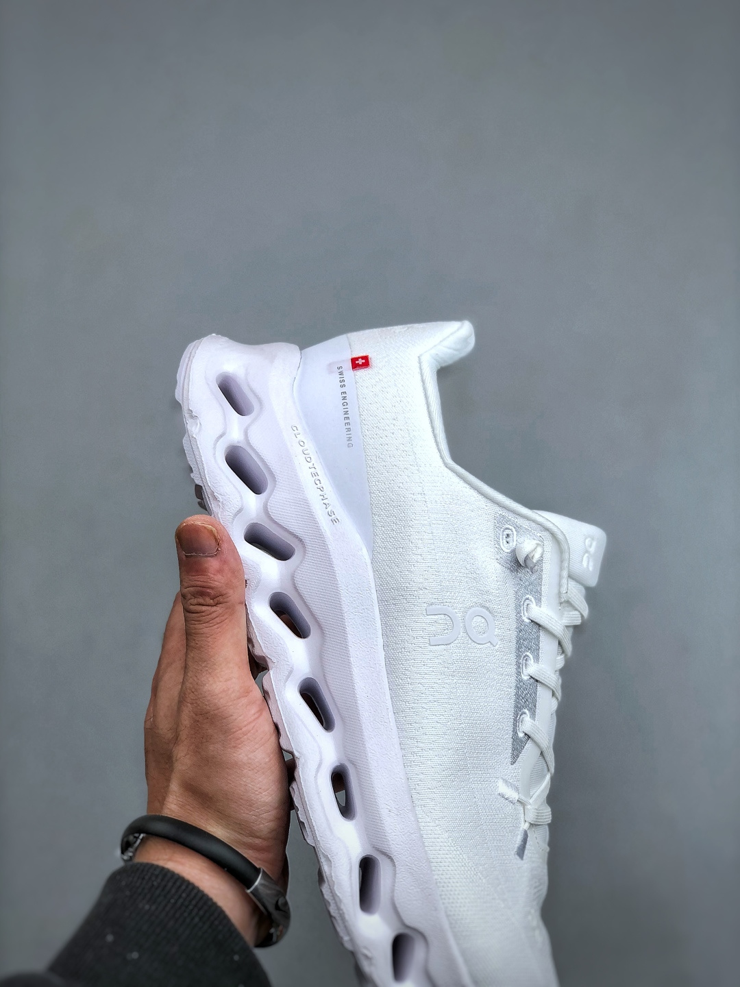 💰200  ON 昂跑 Cloudtilt 系列 鞋面采用一体成型布料  有弹性非常透气 鞋底是镂空设计 运用了CLOUDTILT专利技术 弹力十足  毫无负重感 适合日常长距离行走或者休闲旅游跑步
货号:  3ME10103253  尺码:  36-45