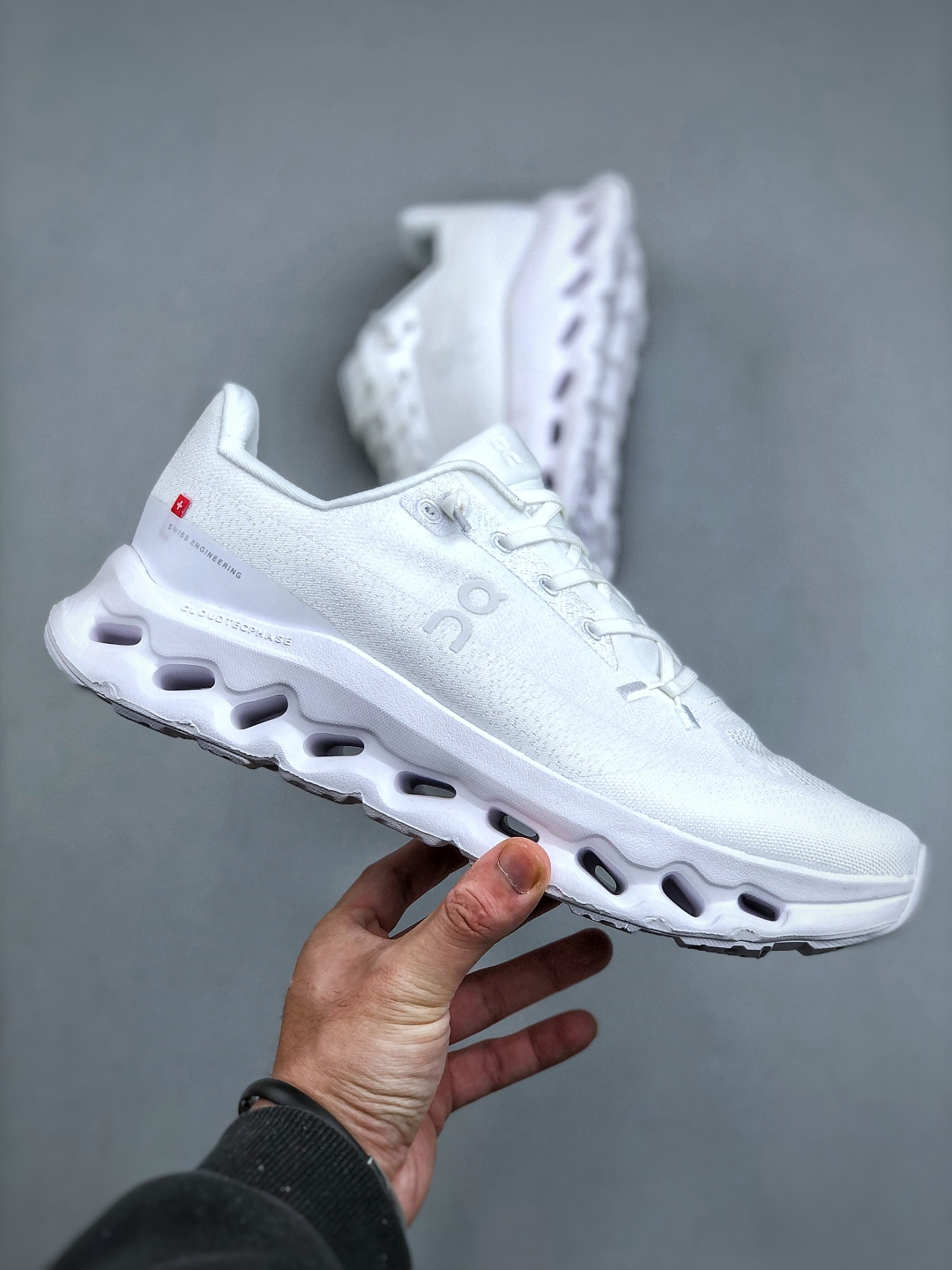 💰200  ON 昂跑 Cloudtilt 系列 鞋面采用一体成型布料  有弹性非常透气 鞋底是镂空设计 运用了CLOUDTILT专利技术 弹力十足  毫无负重感 适合日常长距离行走或者休闲旅游跑步
货号:  3ME10103253  尺码:  36-45