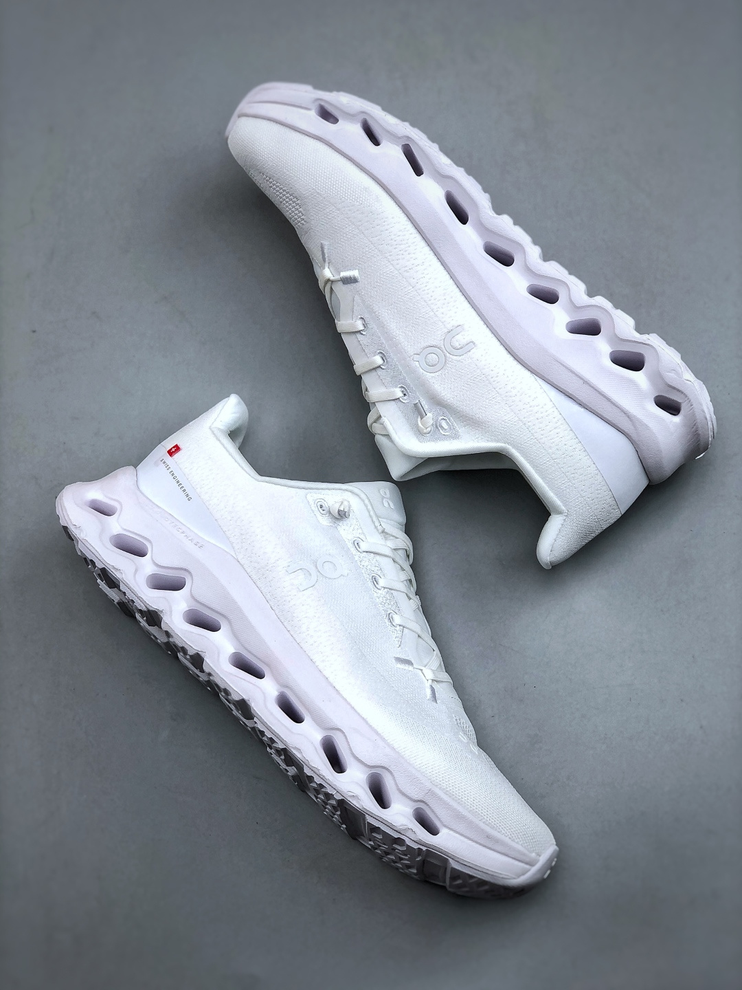 💰200  ON 昂跑 Cloudtilt 系列 鞋面采用一体成型布料  有弹性非常透气 鞋底是镂空设计 运用了CLOUDTILT专利技术 弹力十足  毫无负重感 适合日常长距离行走或者休闲旅游跑步
货号:  3ME10103253  尺码:  36-45