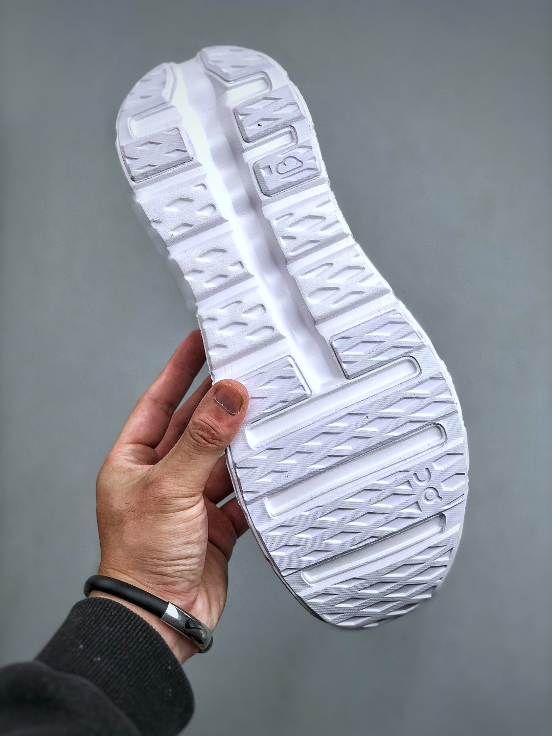 💰200  ON 昂跑 Cloudtilt 系列 鞋面采用一体成型布料  有弹性非常透气 鞋底是镂空设计 运用了CLOUDTILT专利技术 弹力十足  毫无负重感 适合日常长距离行走或者休闲旅游跑步
货号:  3ME10103253  尺码:  36-45