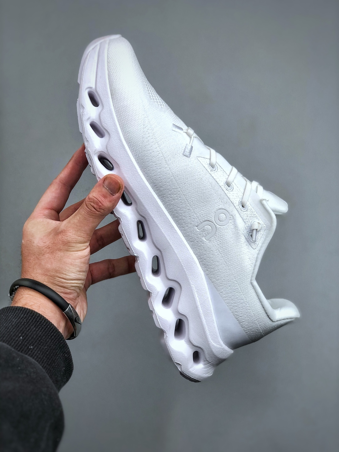 💰200  ON 昂跑 Cloudtilt 系列 鞋面采用一体成型布料  有弹性非常透气 鞋底是镂空设计 运用了CLOUDTILT专利技术 弹力十足  毫无负重感 适合日常长距离行走或者休闲旅游跑步
货号:  3ME10103253  尺码:  36-45