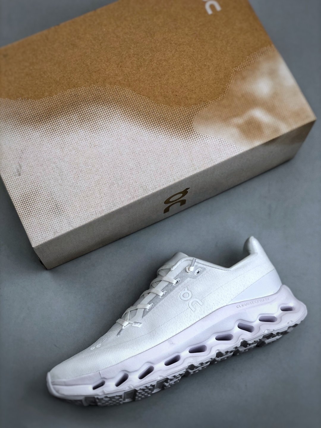 💰200  ON 昂跑 Cloudtilt 系列 鞋面采用一体成型布料  有弹性非常透气 鞋底是镂空设计 运用了CLOUDTILT专利技术 弹力十足  毫无负重感 适合日常长距离行走或者休闲旅游跑步
货号:  3ME10103253  尺码:  36-45